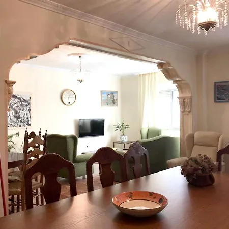 With 4 Bedrooms In With Balcony *
