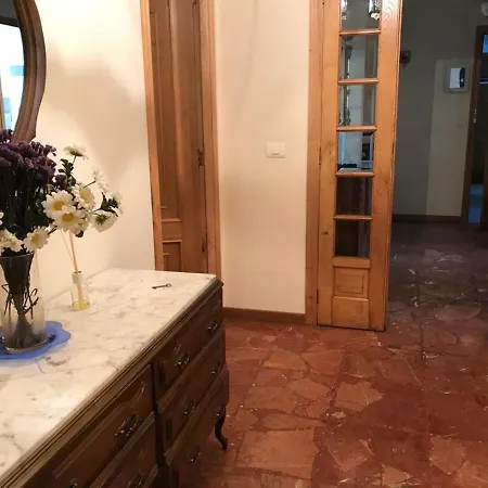 With 4 Bedrooms In With Balcony Appartamento